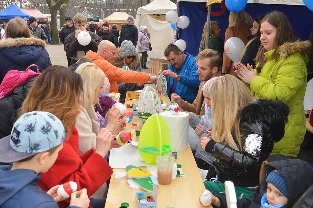 Celebryci malują jajka z dziećmi