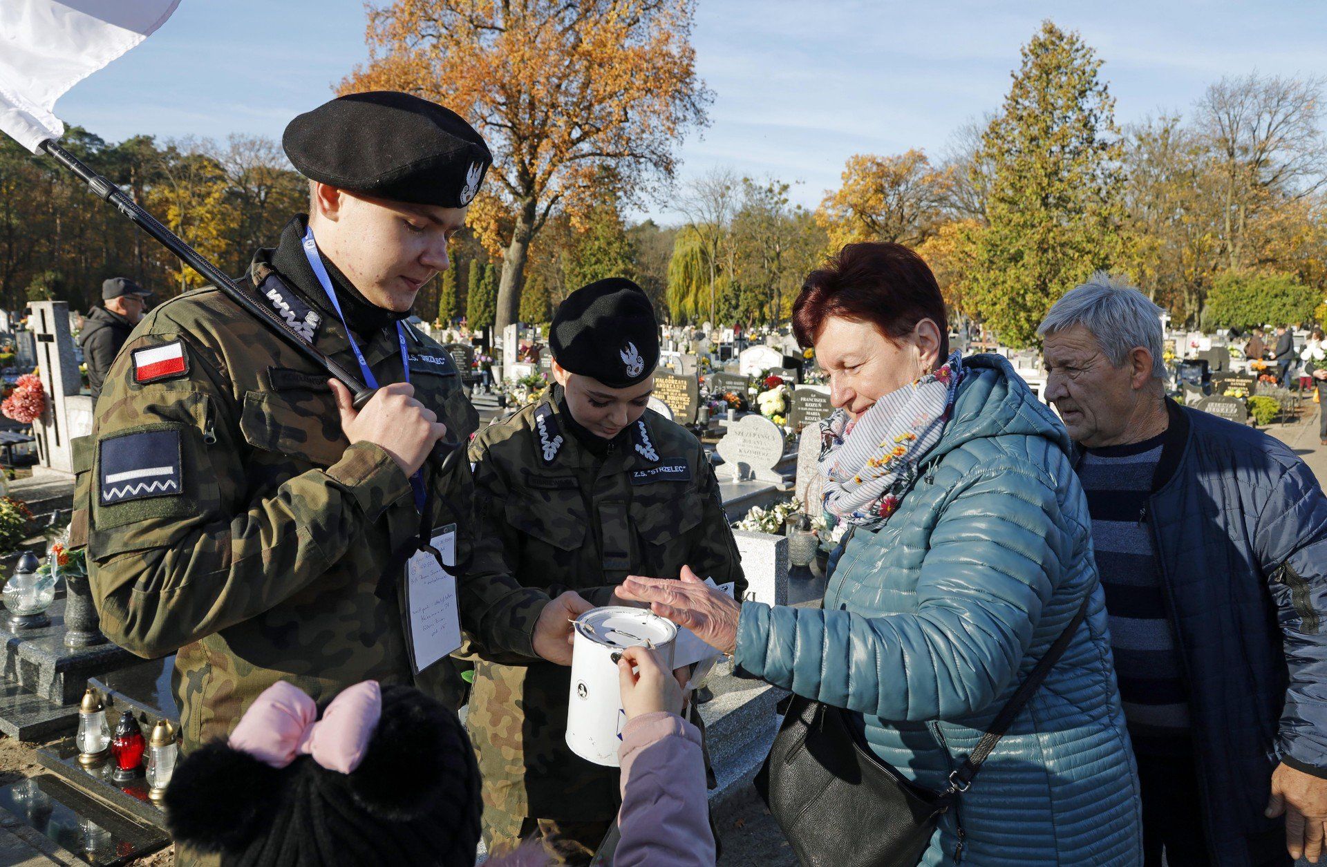 Około 100 wolontariuszy kwestowało na cmentarzu parafialnym w Grudziądzu 1 i 2 listopada 2025