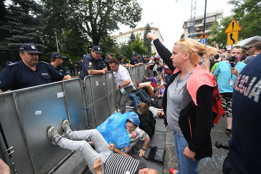 "Kopany" protest przed Sejmem. Tak ludzie zareagowali na przegłosowanie ustawy o SN