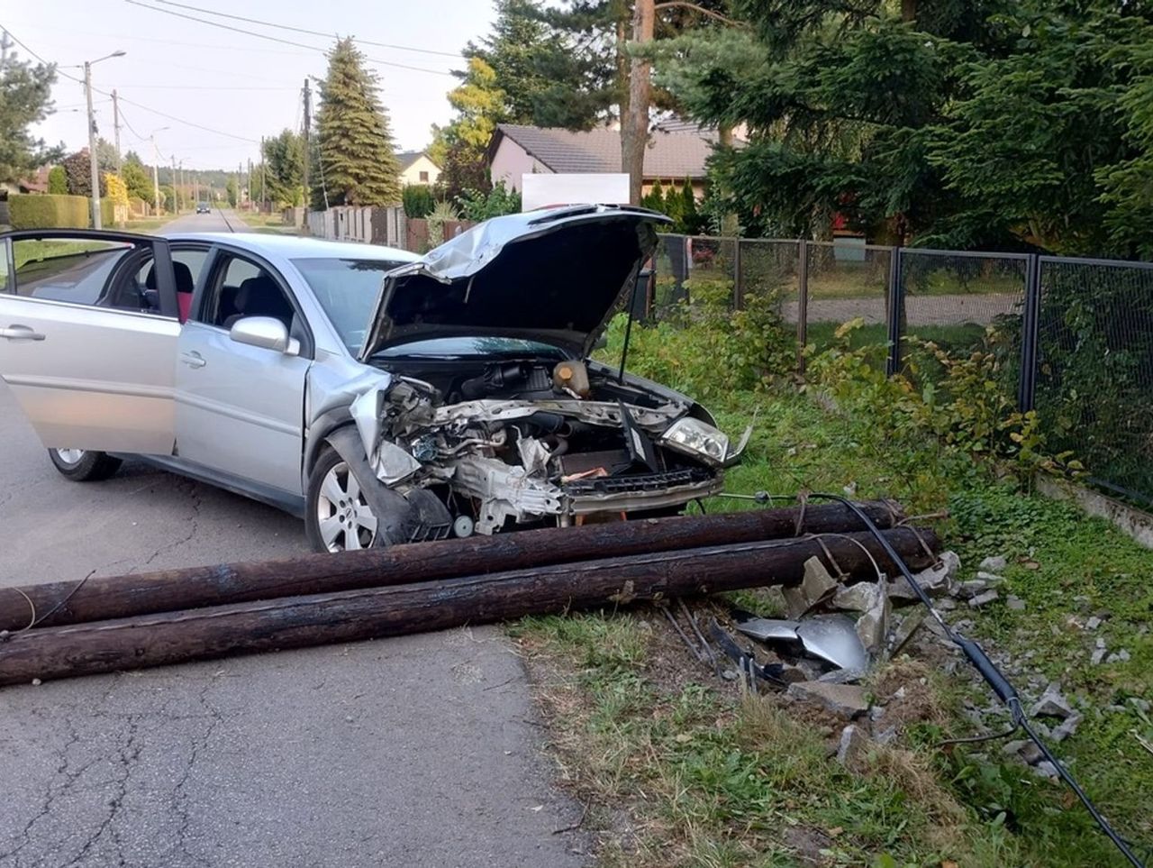 Jawiszowice: Pijana wjechała autem w słup. 38-latka była w ciąży i wiozła dziecko