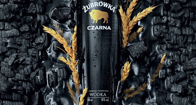 Wódka Żubrówka Czarna z nowymi opakowaniami, hasłem i reklamami