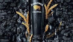 Wódka Żubrówka Czarna z nowymi opakowaniami, hasłem i reklamami