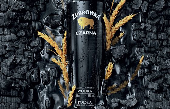 Wódka Żubrówka Czarna z nowymi opakowaniami, hasłem i reklamami