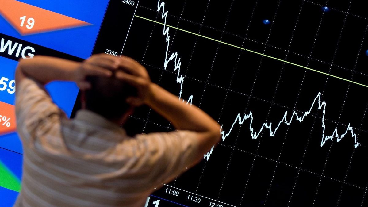 Zaniepokojeni inwestorzy wyciągają pieniądze z giełdy.