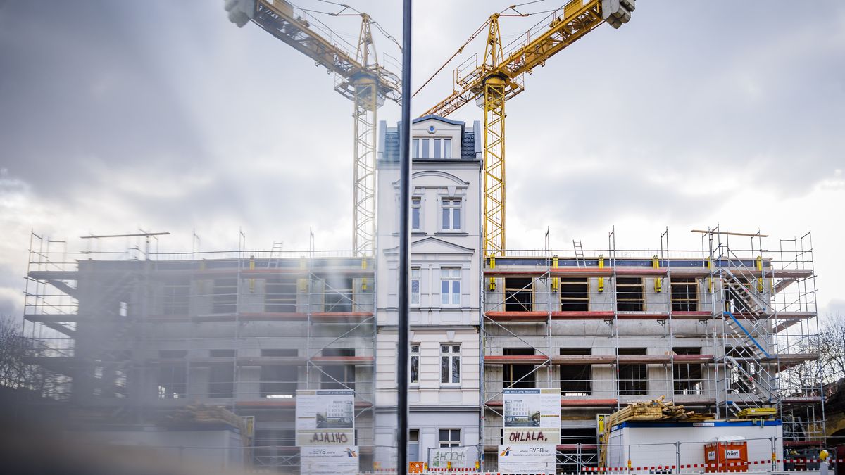 Newly Built Apartments
Berlin, Germany - February 14: Symbolic photo on the topic of housing construction. A new residential building will be built next to an old building on February 14, 2019 in Berlin, Germany. (Photo by Thomas Trutschel/Photothek via Getty Images)
Thomas Trutschel
Querformat, QF, Horizontal, Feature, Symbolfoto, Symbolbild, Symbol picture symbol image, Architektur, architecture, Aussenansicht, Aussen, Aussenaufnahme, Exterior, exterior shot, Bauwerk, Bauwerke, Building, Buildings, Haeuserfront, Häuserfront, Stockwerk, Stockwerke, Etage, Etagen, Floor, floors, Fassade, Hausfassade, Facade, house facade, Immobilien, Property, Grossstadt, Grosstadt, Metropole, Big city, metropolis, Siedlung, Settlement, Vorstadt, Vorort, Suburb, Gebaeude, Haus, Haeuser, house, houses, Mehrfamilienhaus, Multi-Family Home, Neubau, Newly built house, Reihenhaus, Reihenhaeuser, Townhouse, Wohnhaus, Wohnhaeuser, Wohnblock, Mietshaus, block of flats, tenement, Baustelle, Baustellen, Construction site, construction sites, New, Hausbau, Wohnungsbau, Construction, housing, apartment buildings, Mietwohnung, Mietwohnungen, Apartment, rent, Mietshaeuser, Eigentumswohung, Eigentumswohnungen, Rohbau, Geruest, Kran, Crane, Baukran, spiegelung, Spiegelbild, gespiegelt, Reflection, mirror image mirrored, Pankow, Berlin Pankow