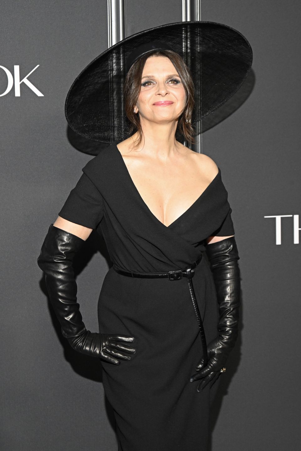 Juliette Binoche w zmysłowej czerni
