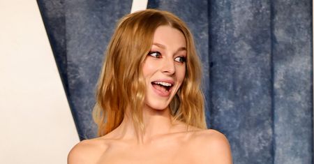 Oscary 2023. Hunter Schafer eksponuje prawie nagi biust na oscarowej imprezie "Vanity Fair" (FOTO)