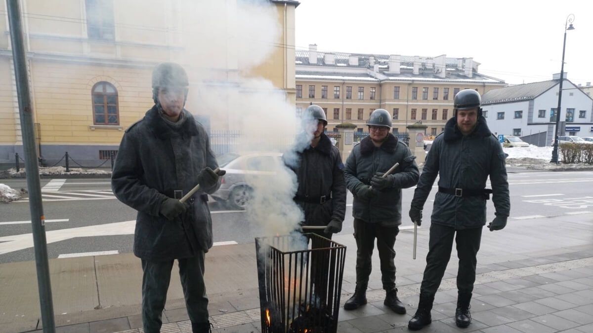 Patrol ZOMO przy koksowniku na przystanku w Lublinie
