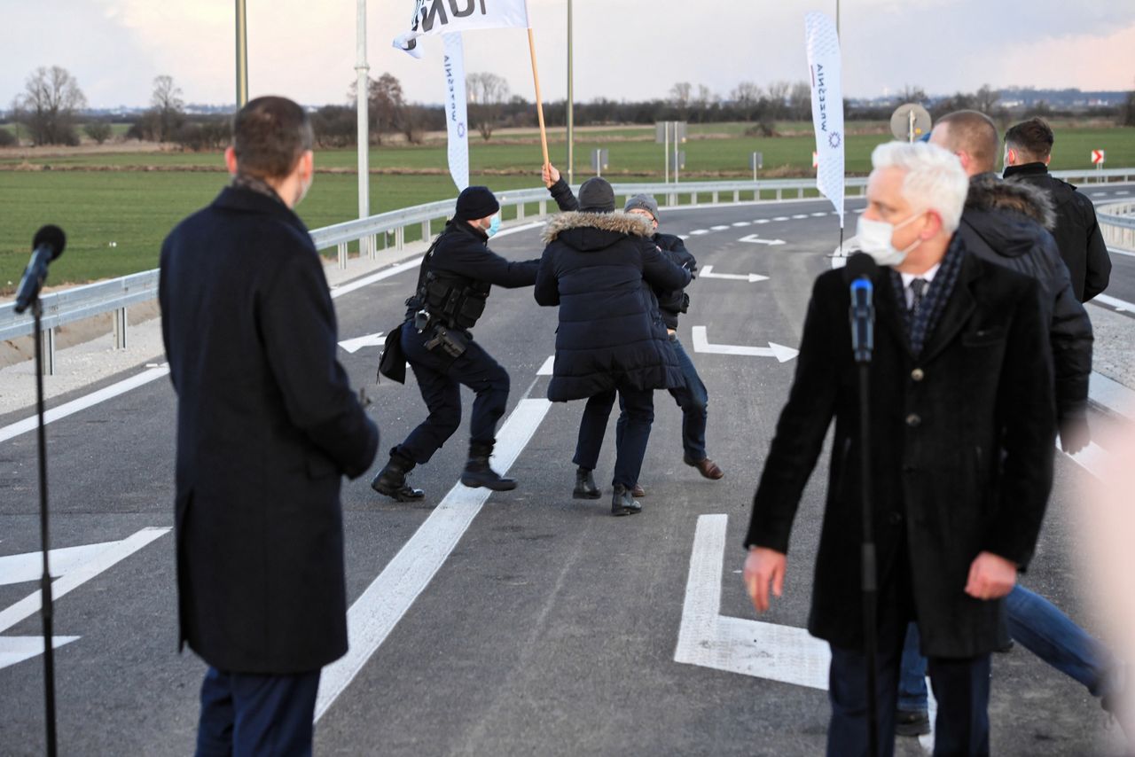 Września. Incydent na obwodnicy. "Biegli w stronę premiera" (ZDJĘCIA)