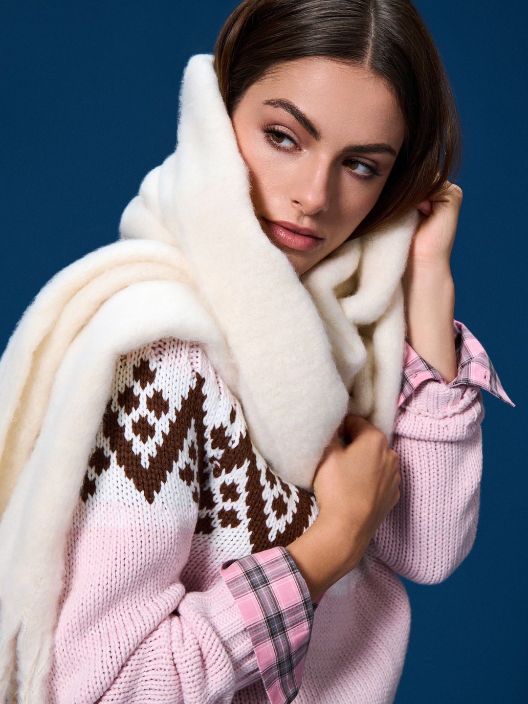 Ciepły szal z frędzlami z kolekcji Sinsay