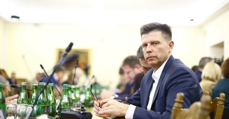 Ograniczenie w płatności gotówką? Petru ostrzega rząd
