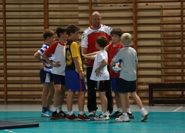 Autor zdjęcia: Olga Kabała. Drugi trener AZS-u Adam Jędraszczyk na treningu z dziećmi.