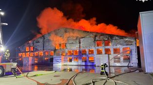 Pokój: Ogromny pożar kurnika pod Namysłowem. Z ogniem walczyło blisko 200 strażaków