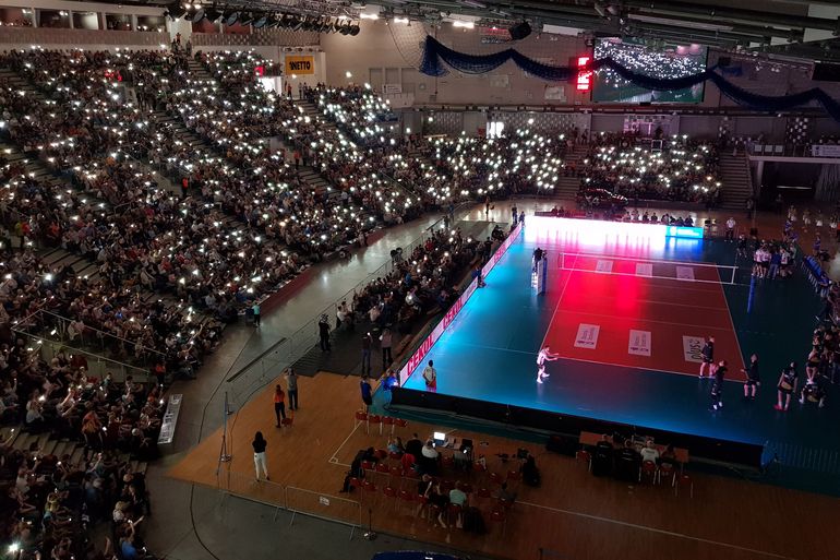 W trakcie meczu Stocznia Szczecin - Trefl Gdańsk w hali Netto Arena zgasły światła (fot: Krzysztof Cichomski, Newspix)