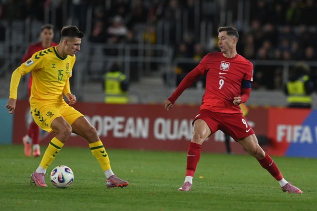 Robert Lewandowski na boisku w pierwszej połowie meczu z Litwą (fot. PAP/Piotr Nowak)