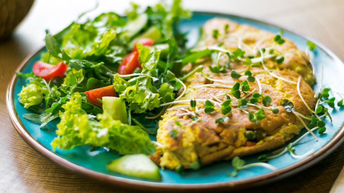 Dr Skoczylas do omletu podaje sałatę, pomidorki i pestki dyni 