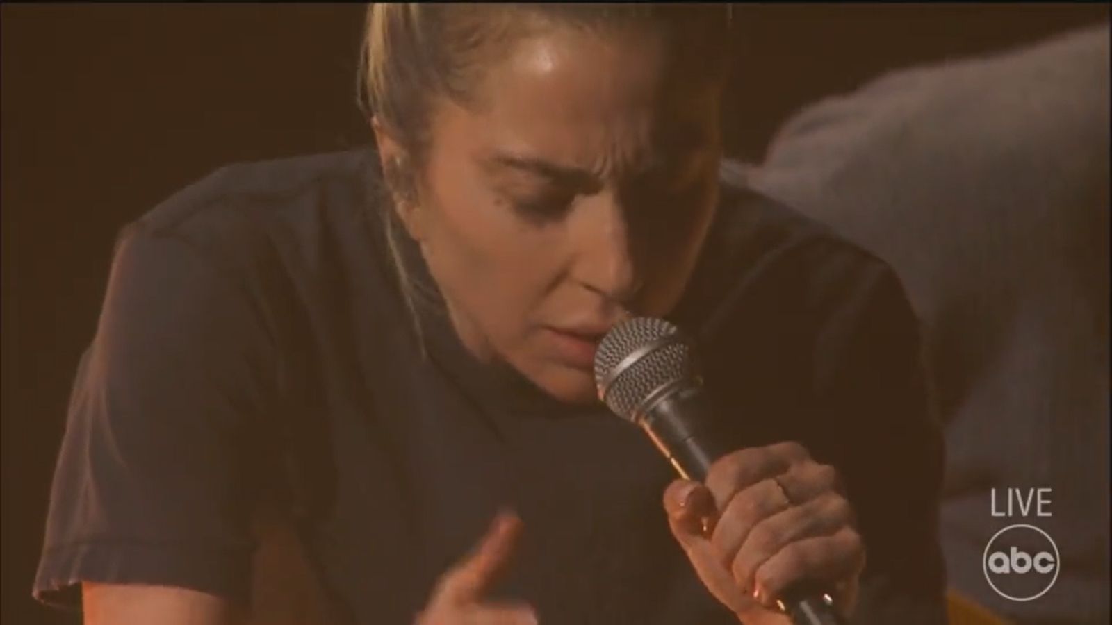 Lady Gaga podczas występu na oscarowej gali