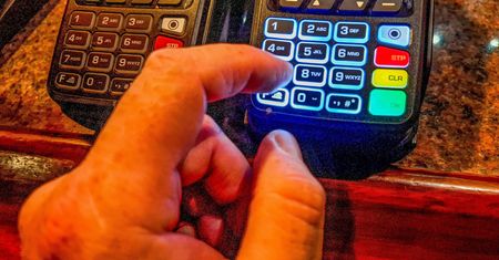 Płatności kartą pod lupą skarbówki? Ważny komunikat resortu finansów