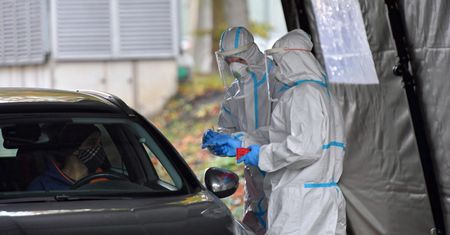 Warszawa. Problemy mieszkańców Białołęki. Korek i kłótnie przed punktem testowania