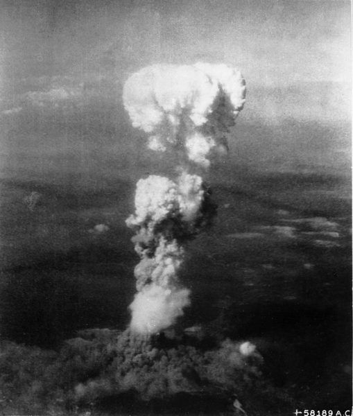 Grzyb atomowy po wybuchu bomby atomowej nad Hiroszimą w dniu 6 sierpnia 1945 roku.