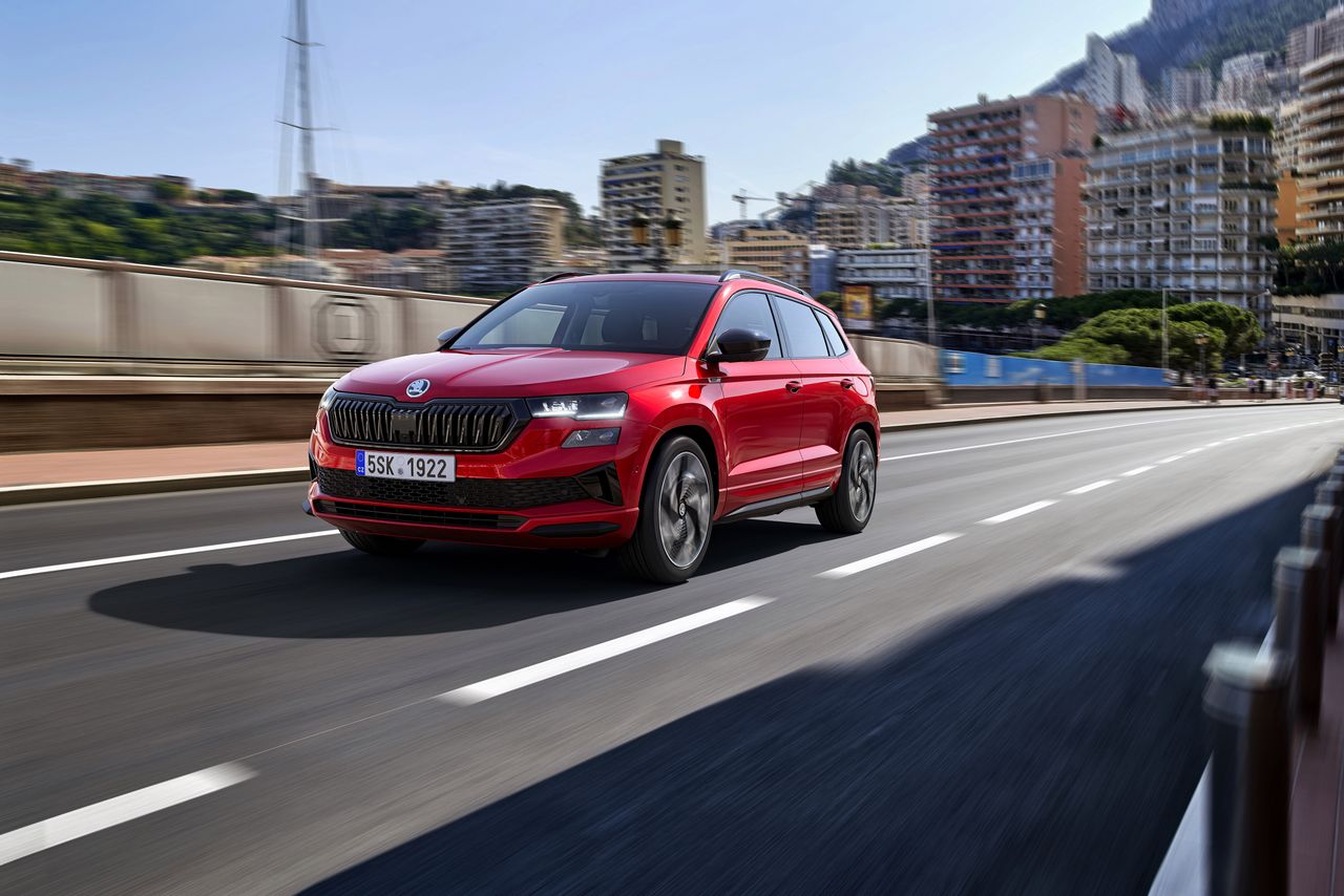 Škoda pokazała Karoqa po liftingu. Zyskał wegańską tapicerkę i kilka przydatnych opcji