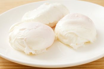 Tak gotuję jajka na śniadanie. Prosty sposób i nie muszę potem obierać ich ze skorupek