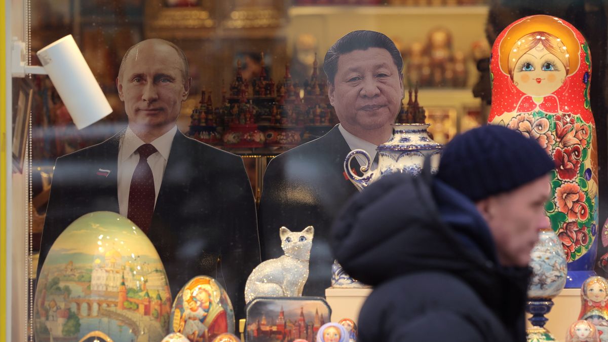 A man walks past a shop window of a souvenir store decorated with cardboard cutouts of the Russian President Vladimir Putin (L) and Chinese President Xi Jinping (C) in Moscow, Russia, 10 April 2025. EPA/MAXIM SHIPENKOV Dostawca: PAP/EPA.