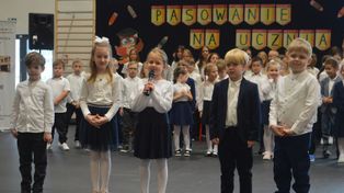 Końsk: Szkoła Podstawowa numer 2 ze sztandarem i pasowanymi na uczniów pierwszakami. Piękna uroczystość w hali sportowej. Zobacz zdjęcia