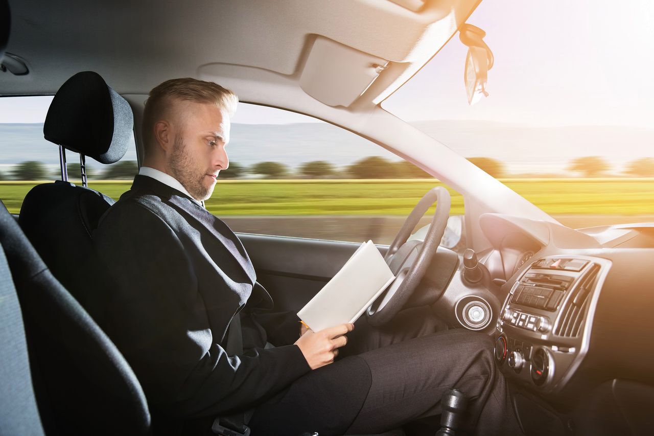 Obserwacja drogi w autonomicznym samochodzie może być tak samo ważna, jak w klasycznym aucie, gdzie kierowca jest „u sterów”, Depositphotos