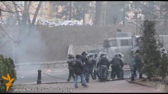 Bojownicy rządowi strzelają z broni, protestujący używają koktajli Mołotowa