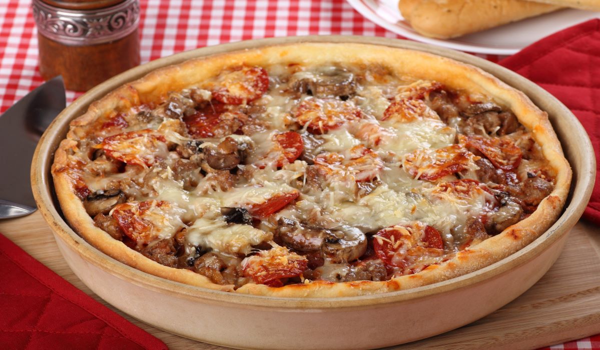 Pizza w stylu Chicago - Pyszności; źródło: Adobe