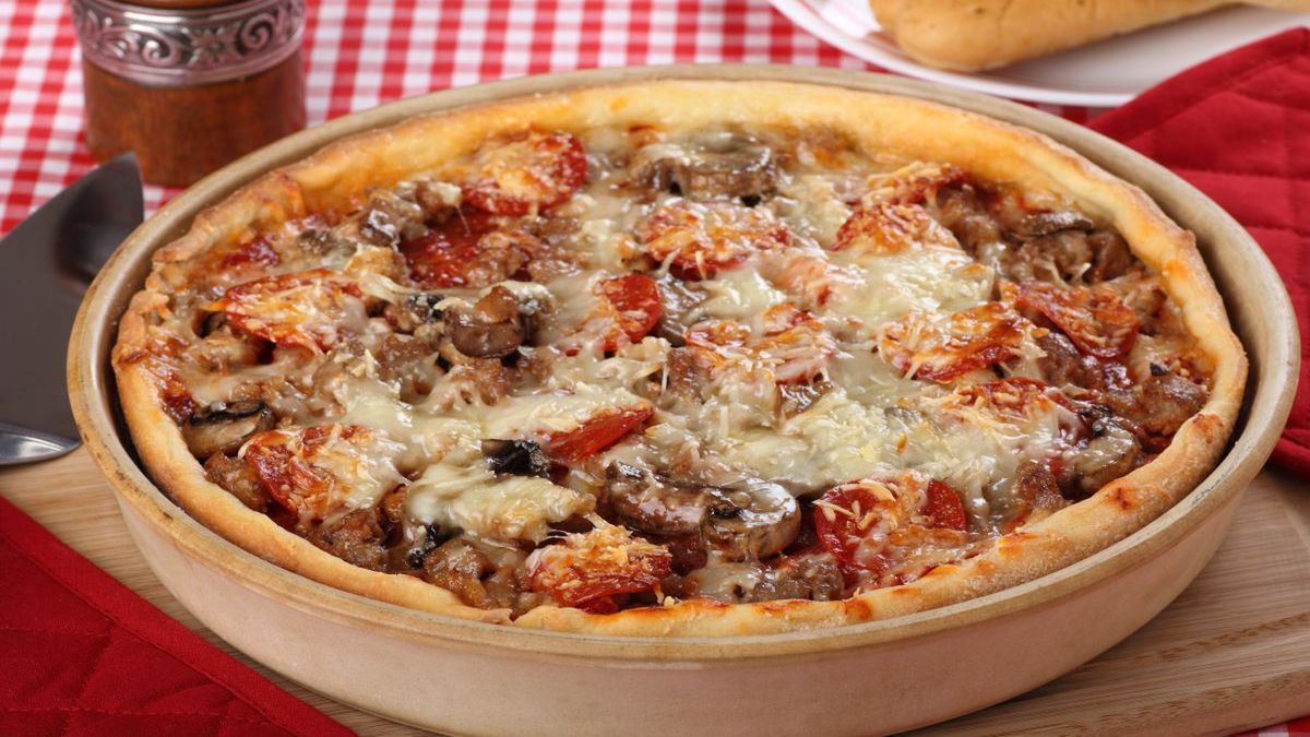 Pizza w stylu Chicago - Pyszności; źródło: Adobe