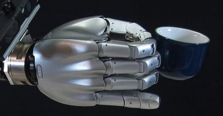 Koślawy robot załaduje zmywarkę do naczyń