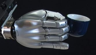 Koślawy robot załaduje zmywarkę do naczyń