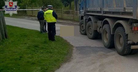 Kurów: Cofająca ciężarówka przejechała po kobiecie. Mimo reanimacji 86-latka zmarła