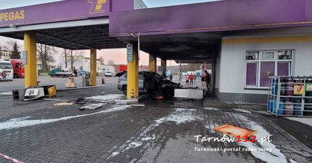 Tarnów. Wjechał w dystrybutory na stacji paliw. Był pijany