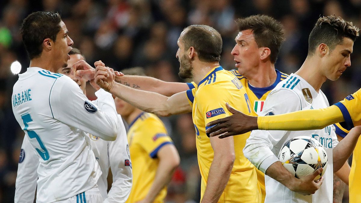 Giorgio Chiellini wykonuje kontrowersyjny gest w kierunku piłkarzy Realu Madryt