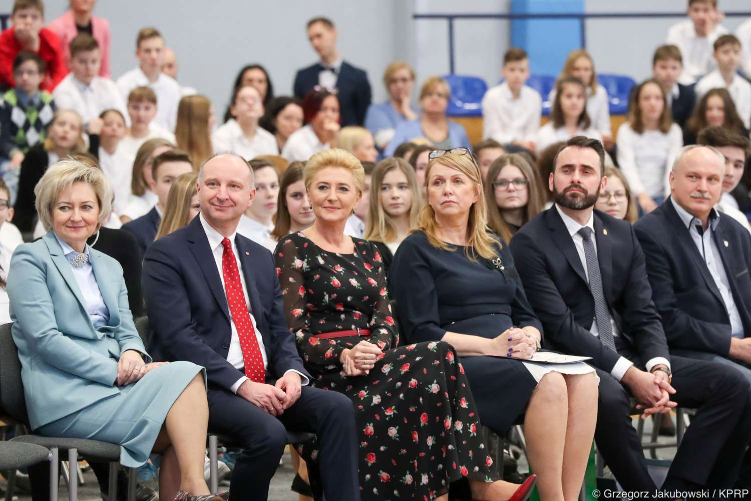 Agata Duda uczciła międzynarodowy dzień języka ojczystego. Miała na sobie czarną sukienkę w róże