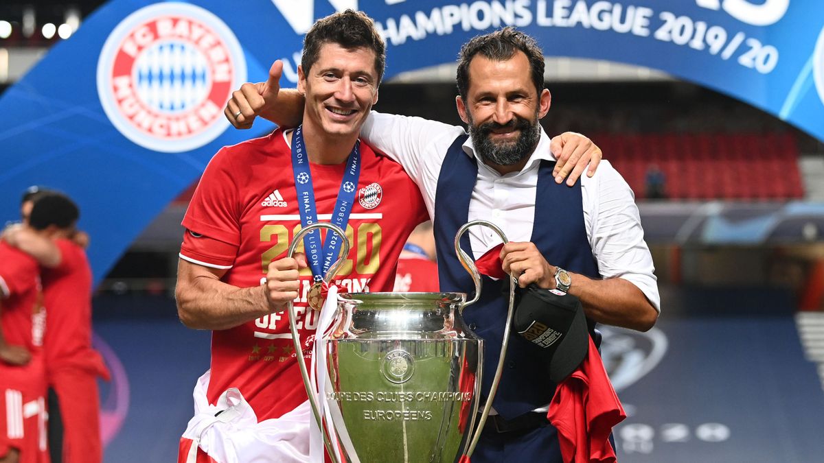 Getty Images / Michael Regan - UEFA  / Robert Lewandowski i Hasan Salihamidzić po wygraniu Ligi Mistrzów 2019/20