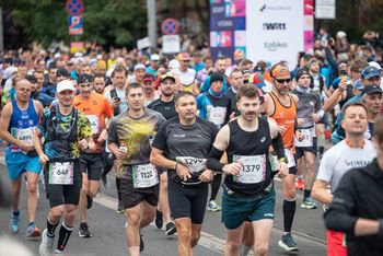 Jubileusz na sportowo. Poznań Maraton zaprezentował oficjalną koszulkę 25. edycji