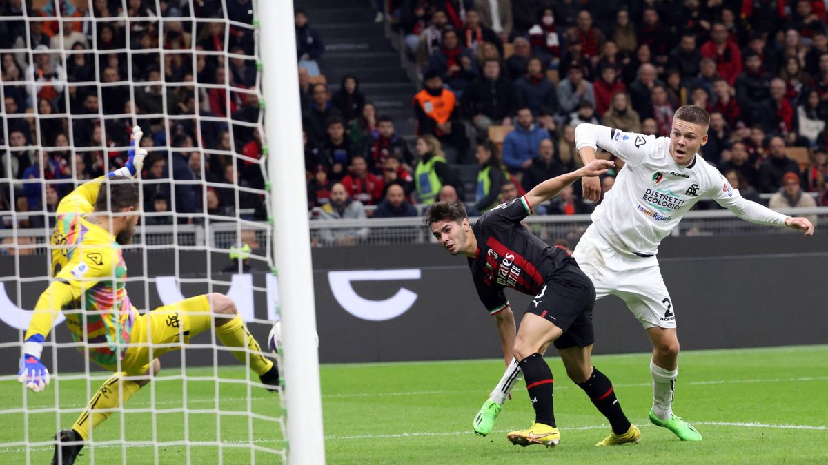 PAP/EPA / MATTEO BAZZI  / Na zdjęciu: Bartłomiej Drągowski interweniujący podczas meczu AC Milan - Spezia Calcio