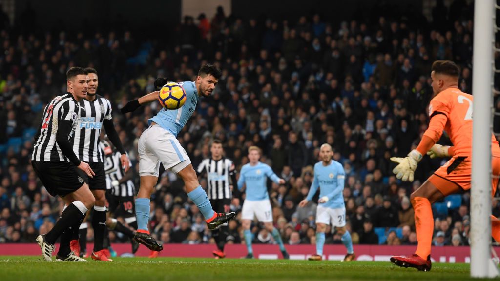 Sergio Aguero (w niebieskiej koszulce) oddaje strzał