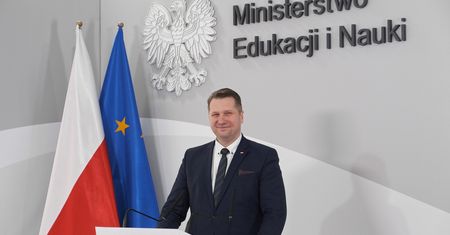 Przemysław Czarnek chwali się efektami diety. Znika w oczach