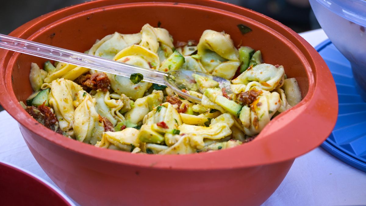 Sałatka z tortellini i zielonym ogórkiem