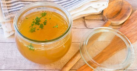 Zupa mocy – rosół. Niepozorny składnik rewolucjonizuje rosół