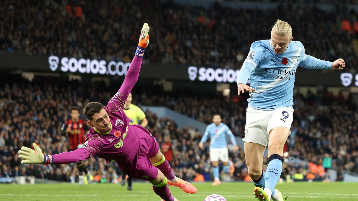 Erling Haaland (P) zachwyca na boisku