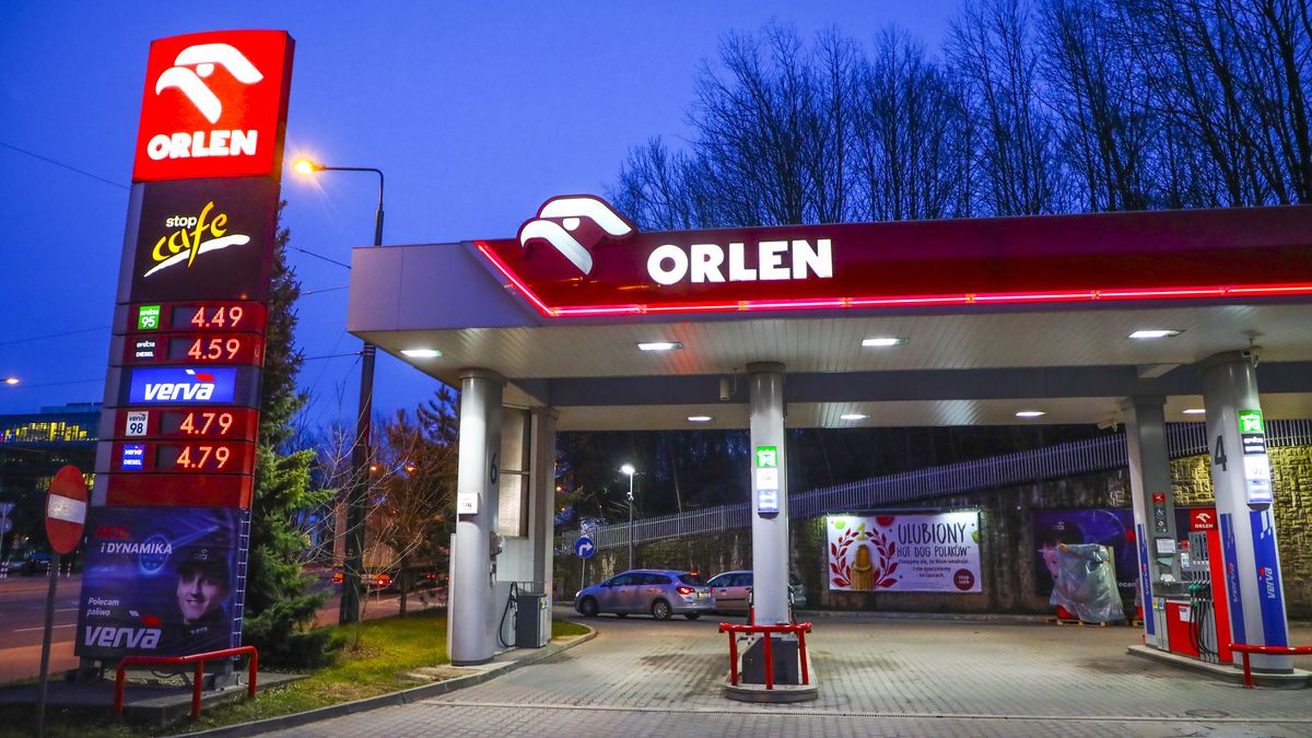 PKN Orlen petrol station in Krakow, Poland on 16th March, 2020. PKN Orlen, the largest fuel retailer in Poland, declared it will reduce fuel prices as much as possible due to the spread of coronavirus and will spend an additional PLN 6 mln (EUR 1.36 mln) to help deal with the pandemic. Moreover, Orlens factory started production of the disinfectant gel. (Photo by Beata Zawrzel/NurPhoto via Getty Images)