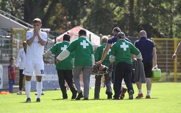 Piotr Kosiorowski nie mógł opuścić boiska o własnych siłach / fot. Miedź Legnica