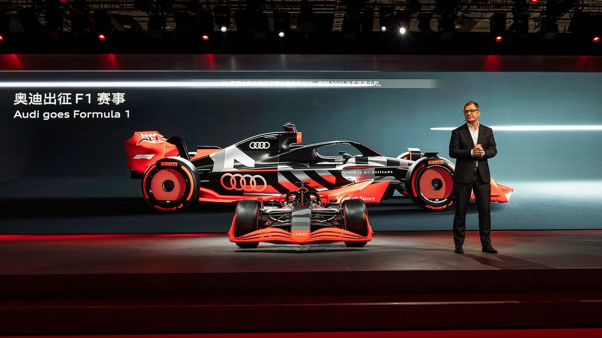 Zdjęcie okładkowe artykułu: Materiały prasowe / Audi / Na zdjęciu: Markus Duesmann przedstawia bolid Audi