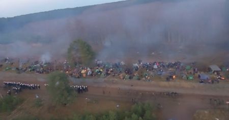 Tysiące migrantów nocują na granicy z Białorusią. Wzdłuż płotu powstało ogromne koczowisko [NA ŻYWO]